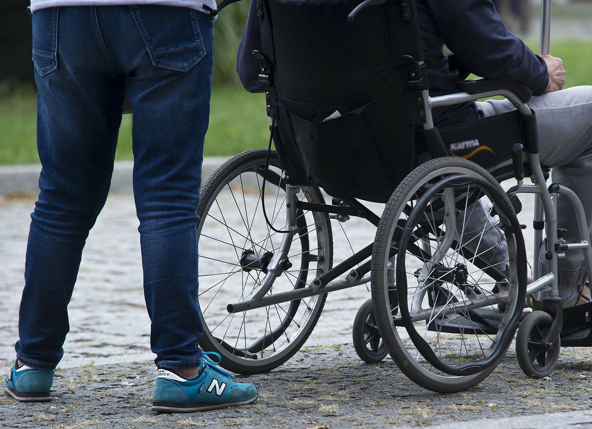 Czy niepełnosprawni i ich opiekunowie mogą liczyć na szczepienie poza kolejką?