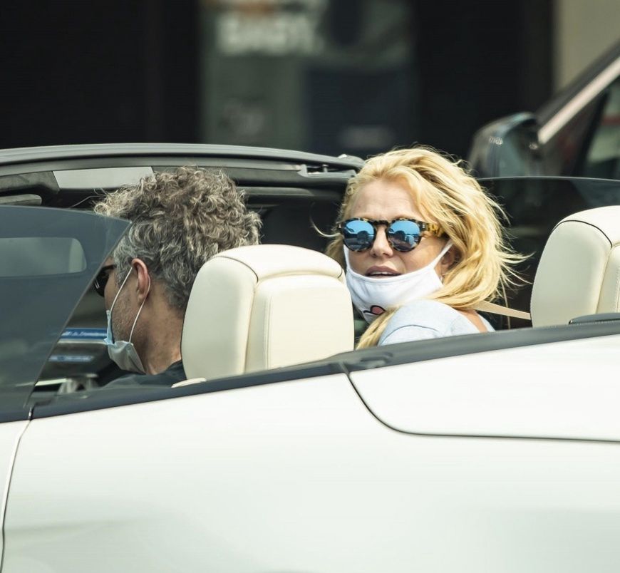 Britney Spears w maseczce do góry nogami
