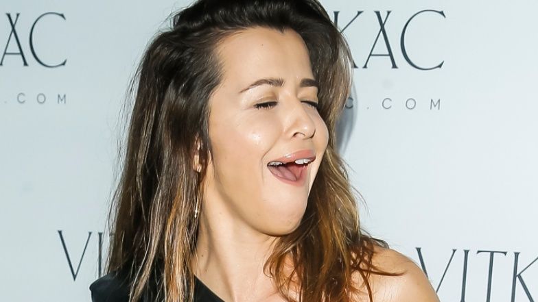 Owinięta puszystym łańcuchem Malwina Wędzikowska NAGO wyleguje się na leżaku (FOTO)