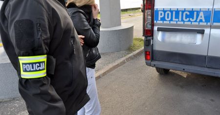 Usłyszał charakterystyczny odgłos. Matka znęcała się nad dziećmi