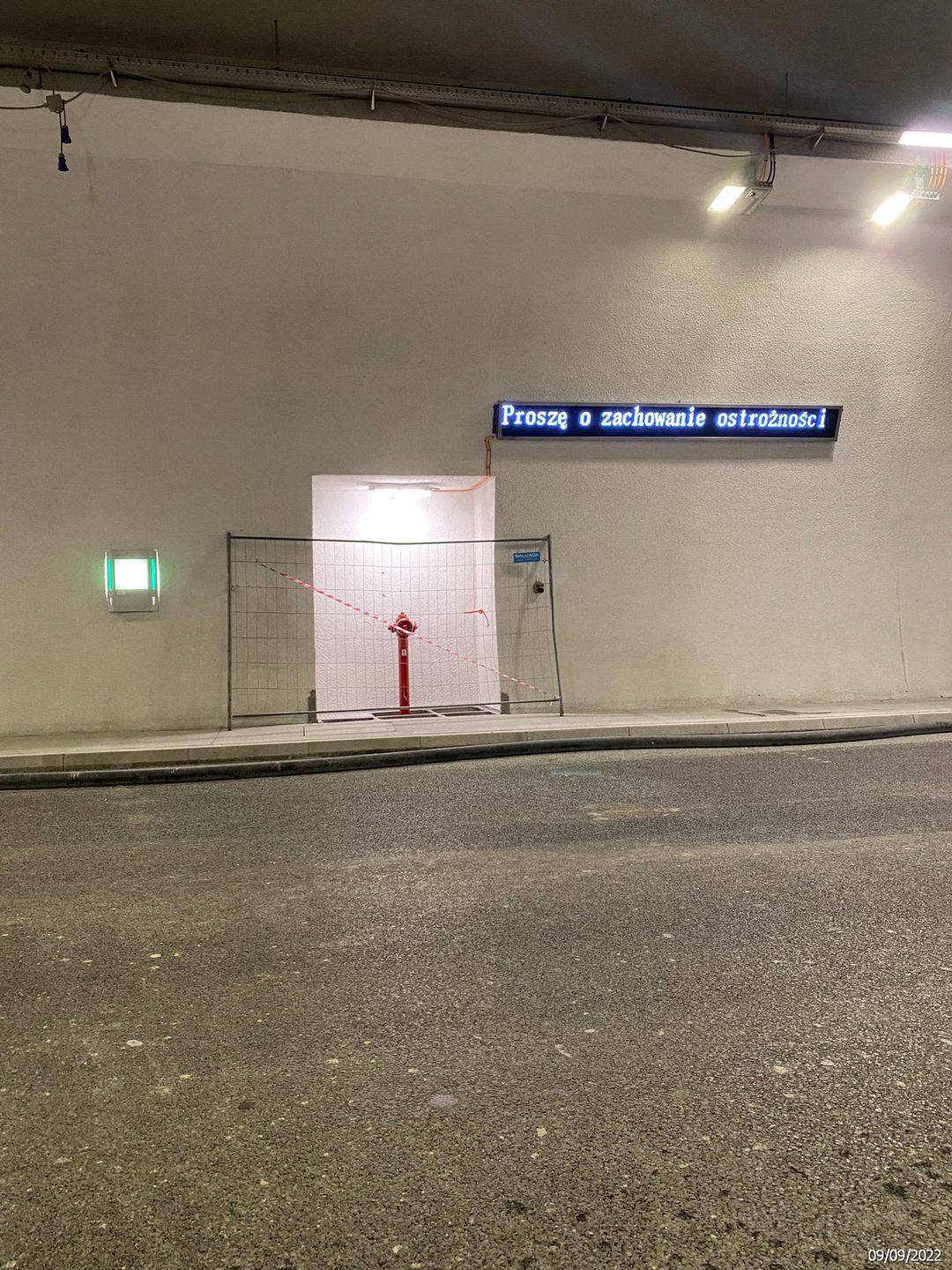 Prace wykończeniowe i testy w tunelu pod masywem góry Luboń Mały w ciągu nowej zakopianki (droga S7)