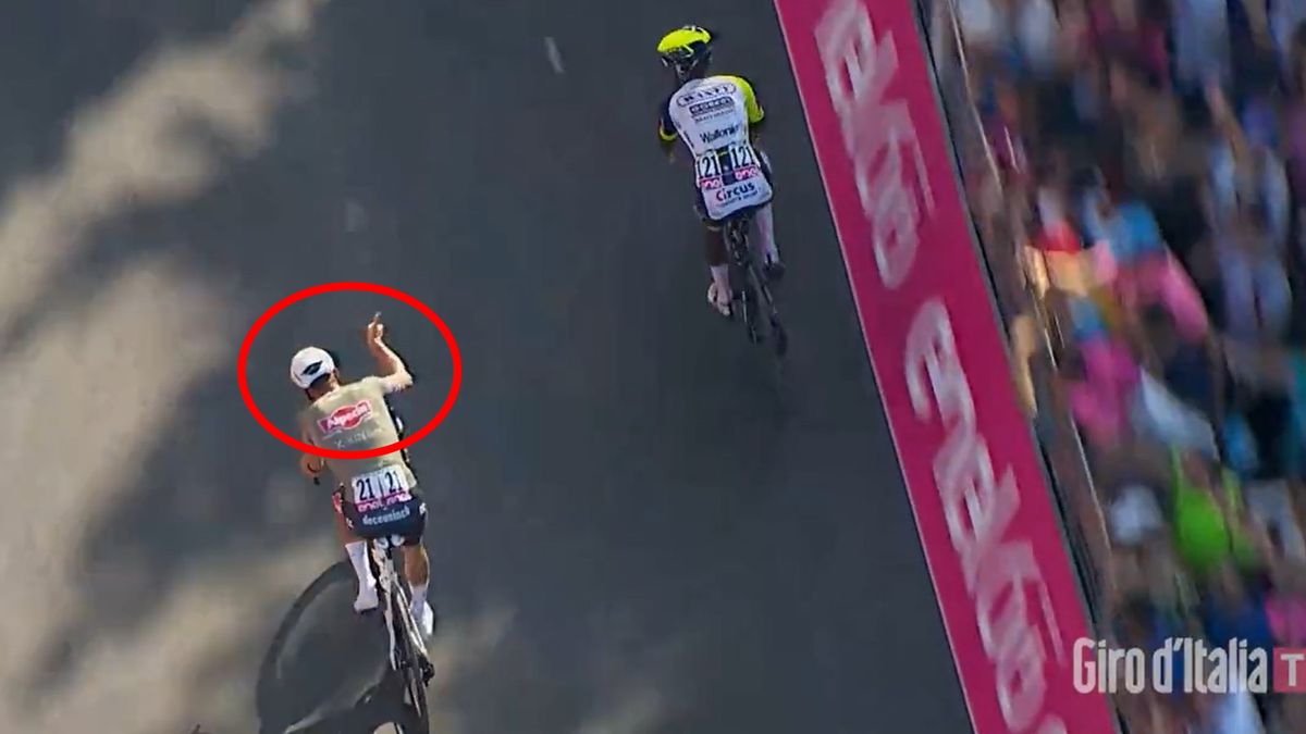 Van der Poel gratuluje Girmayowi zwycięstwa na 10 etapie Giro d'Italia