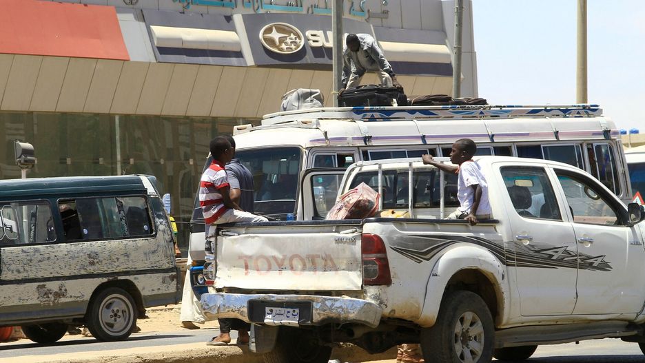 Zamach stanu w Sudanie
People flee from southern Khartoum on April 18, 2023 as fighting between the army and paramilitary forces led by rival generals rages for a fourth day, despite growing international calls for an end to hostilities. (Photo by AFP)
-