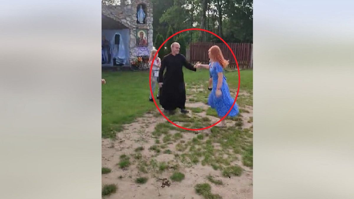 Roztańczony ksiądz na pielgrzymce.  "Jak się bawią ludzie" 