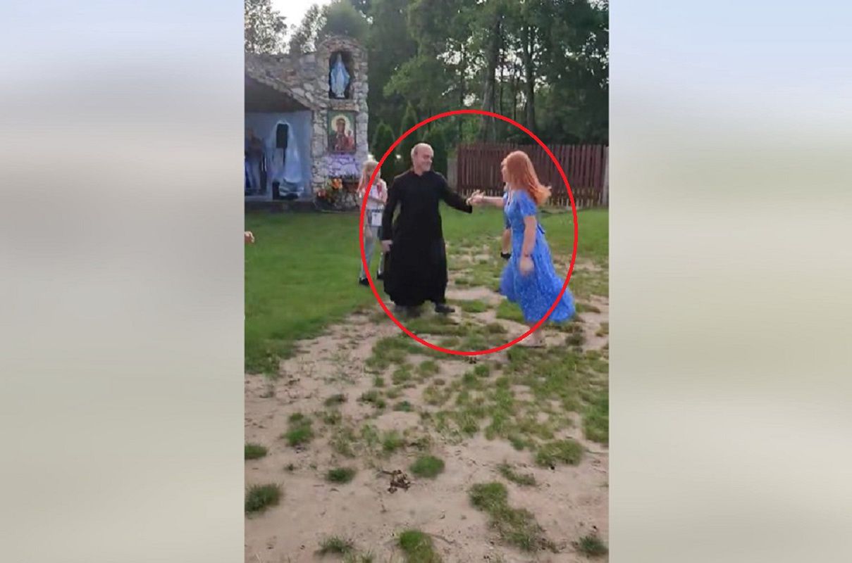 Roztańczony ksiądz z Wadowic na pielgrzymce. "Jak się bawią ludzie"