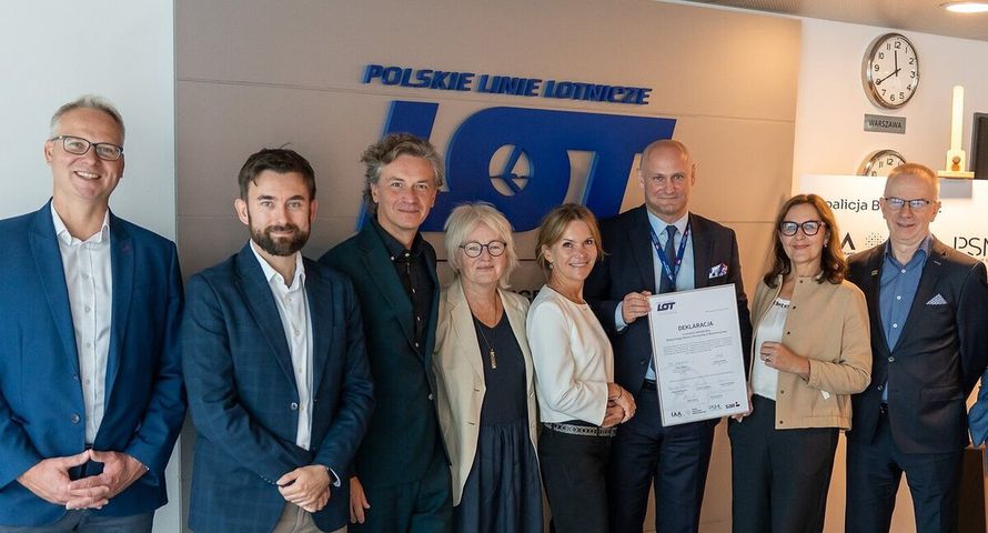 PLL LOT aktualizuje deklarację standardów przetargowych. "Mamy świadomość naszej roli"