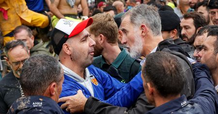 Hiszpanie zaatakowali króla. Obrzucony błotem