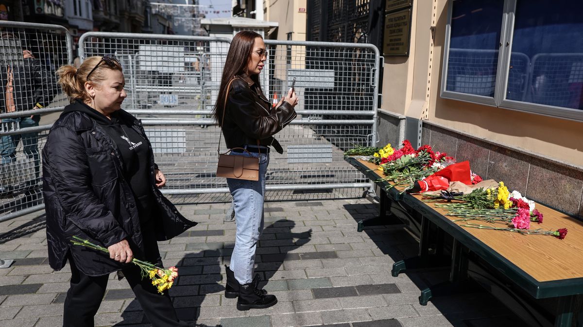 People lay flowers in front of the Russian Consulate in memory of the victims of the terrorist attack on the Crocus City Hall in Krasnogorsk, in Istanbul, Turkey, 23 March 2024. On the evening of 22 March, a group of gunmen attacked the Crocus City Hall in the Moscow region, Russian emergency services said. At least 133 people were killed and more than 100 others were hospitalized, according to the Russian Investigative Committee. EPA/ERDEM SAHIN Dostawca: PAP/EPA.