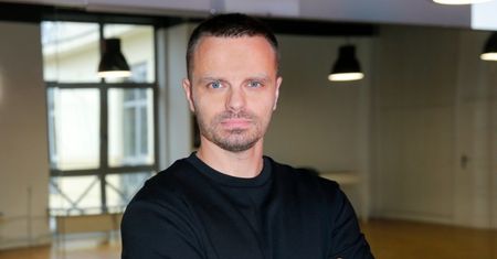 Fani mają pretensje do Marcina Hakiela, że nie pokazuje partnerki: "JAKBYŚ SIĘ JEJ WSTYDZIŁ". Tancerz odpowiedział