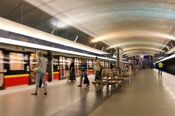Warszawa: Mniej autobusów i tramwajów, rzadziej pojedzie metro. Poznaliśmy wakacyjny rozkład.