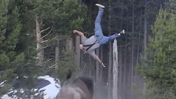 Przerażający atak bizona w Yellowstone. Turysta wyleciał 2,5 metra w górę