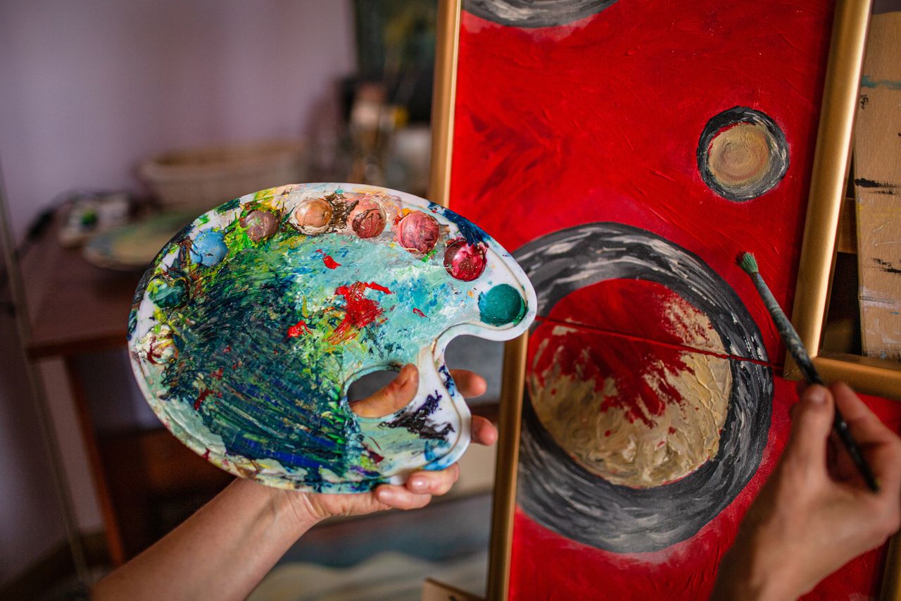 Radomsko: "Ludzie (Nie) zwierzęta". Wernisaż wystawy malarstwa Artura Wawrzkiewicza