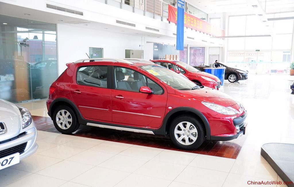 307 Cross w salonie Peugeota