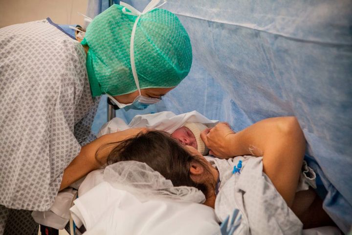 Tylko część szpitali przywróciła już porody rodzinne. Konsultanci krajowi znieśli wymóg posiadania aktualnych testów na koronawirusa przez partnerów
