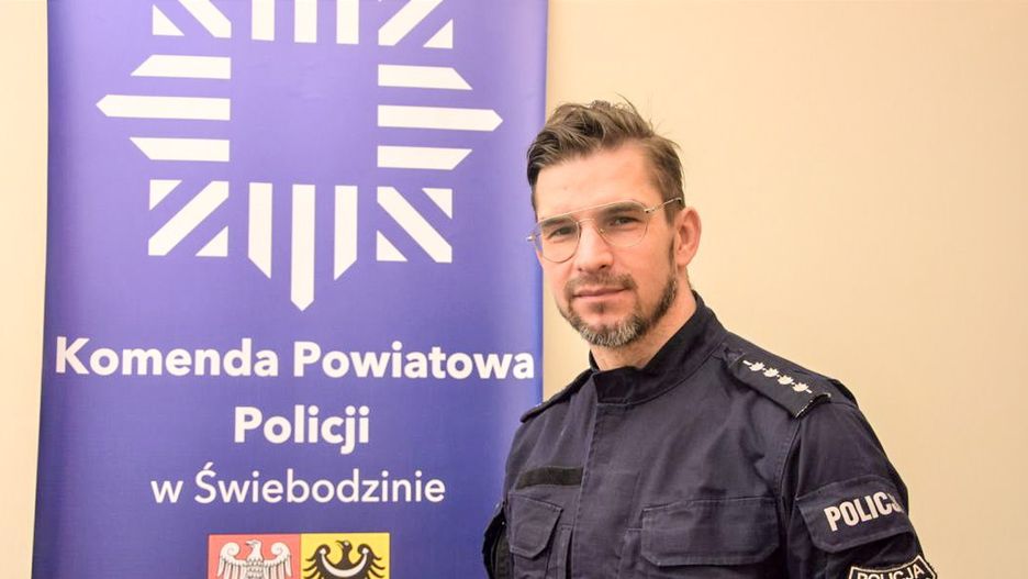 Policjant ze Świebodzina wskoczył do lodowatej wody, by uratować życie kobiety.Fot. Policja Świebodzin