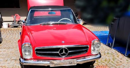 Policjant odzyskali zabytkowego Mercedesa.