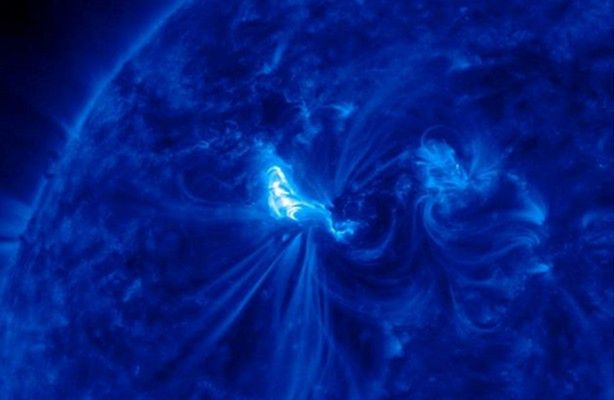 Gigantyczna plama na Słońcu (fot.: NASA / SDO)