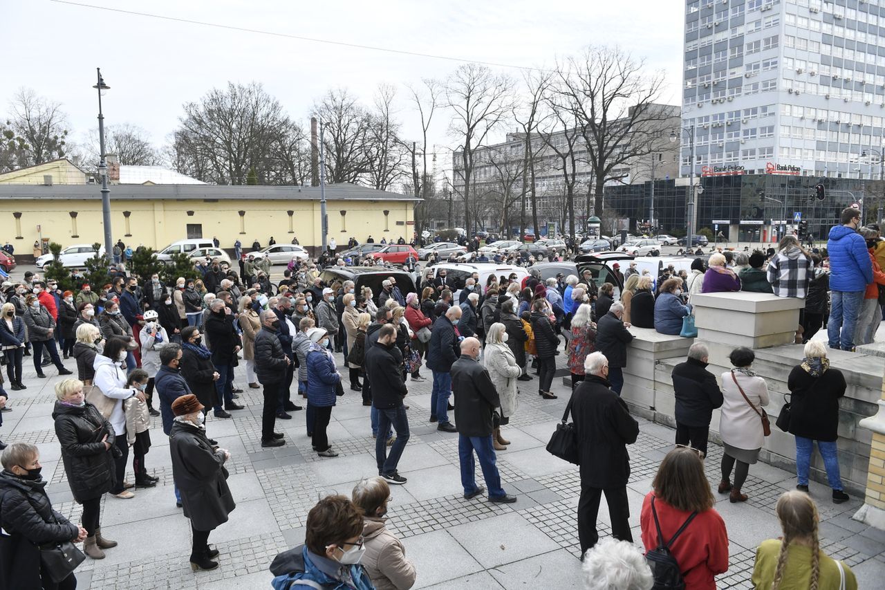 Pogrzeb Krzysztofa Krawczyka. Tłumy przed katedrą żegnają artystę
