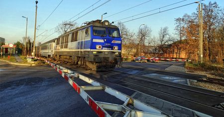 Pijany kierowca z dwójką dzieci wjechał tuż pod nadjeżdżający pociąg. Stracił prawo jazdy
