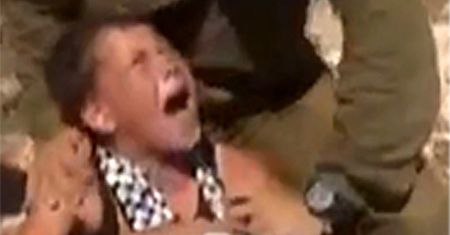 Izraelski żołnierz bije... 11-letniego Palestyńczyka!