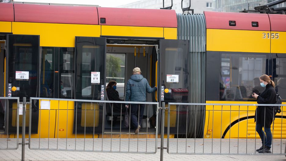 autobus przystanek warszawa komunikacja miejska tramwaj transport publiczny