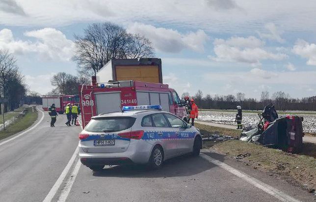 Wypadek na Mazowszu. Kobieta wjechała pod tira. Nie żyje