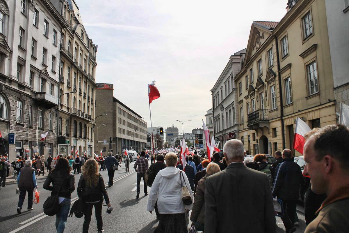 Pochód pierwszomajowy na ulicach Warszawy. Utrudnienia w komunikacji