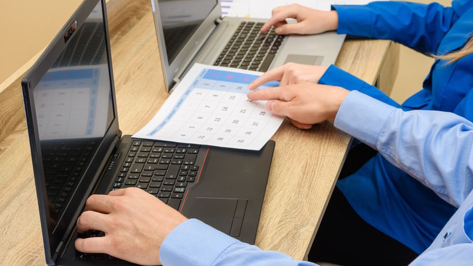 Oszuści internetowi wykorzystują okres wzmożonego ruchu turystycznego