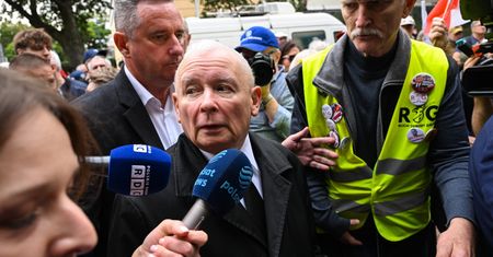 Kaczyński pod AWS. Politycy PiS weszli do uczelni. "To jest chore"