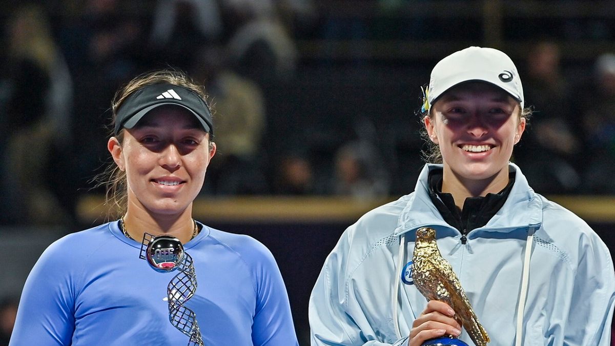 PAP/EPA / NOUSHAD THEKKAYIL / Na zdjęciu: Jessica Pegula i Iga Świątek