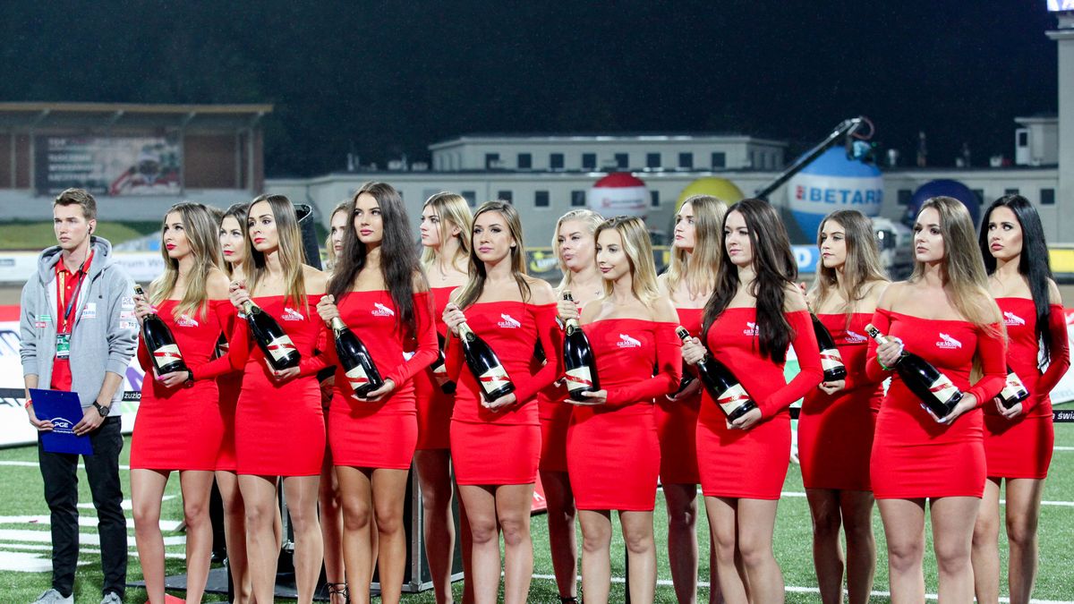 Hostessy z szampanami przy okazji wielkiego finału PGE Ekstraligi 2017