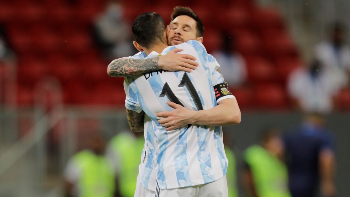 Lionel Messi i Angel Di Maria cieszą się ze zwycięstwa