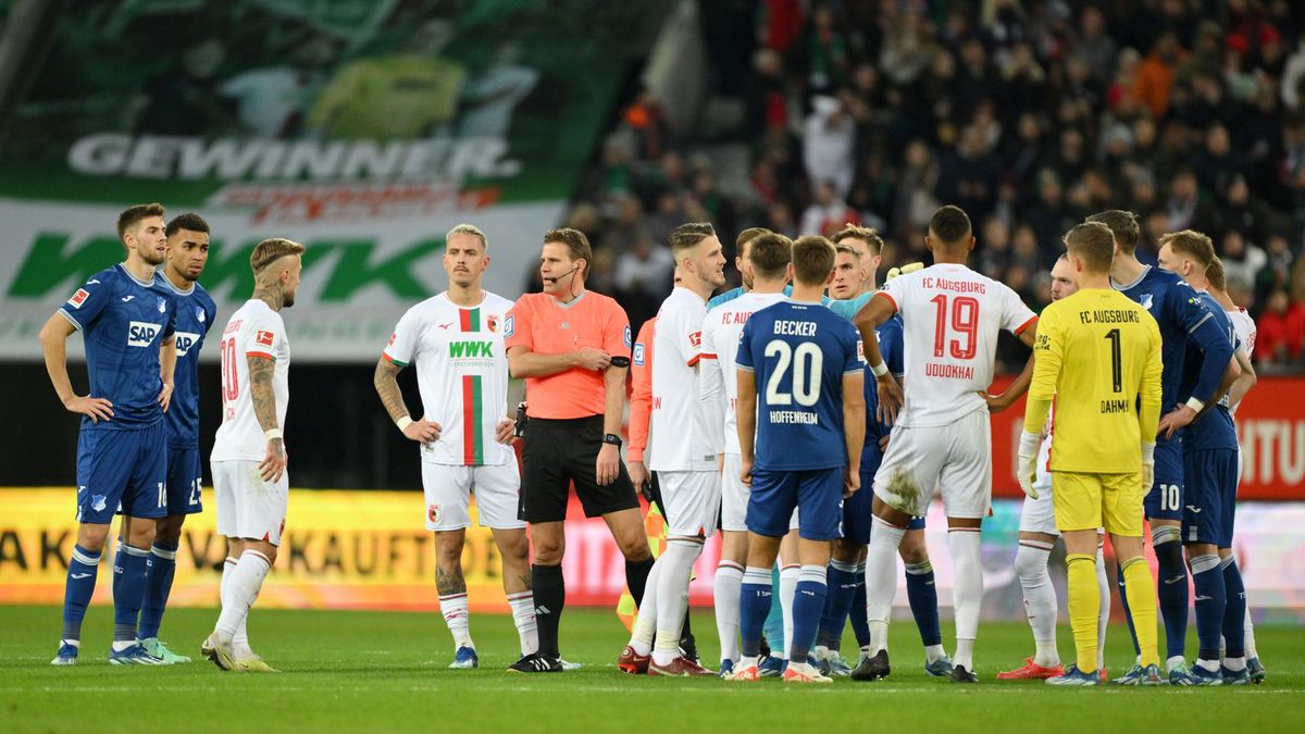 Zdjęcie okładkowe artykułu: Getty Images / Sebastian Widmann / Na zdjęciu: przerwa w meczu FC Augsburg vs TSG Hoffenheim z powodu petardy rzuconej z trybun