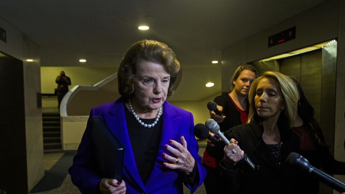 Dianne Feinstein idzie przemówić w Senacie w sprawie raportu.