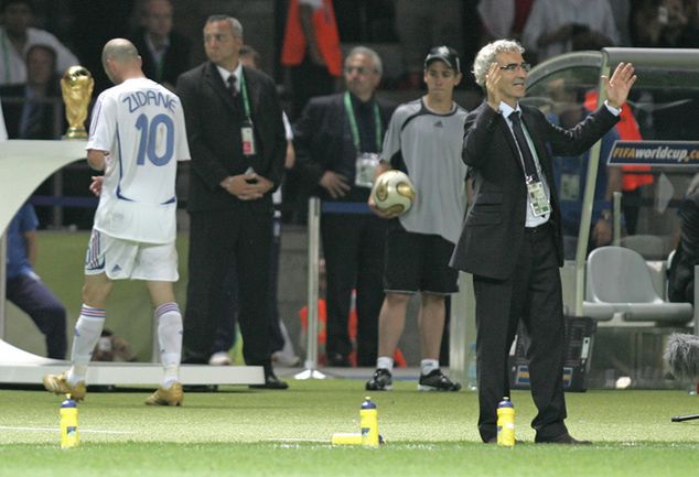 Raymond Domenech na pierwszym planie podczas finału MŚ w 2006 roku. W tle Zinedine Zidane schodzący z boiska po czerwonej kartce / Fot. Mark Leech/Offside via Getty Images