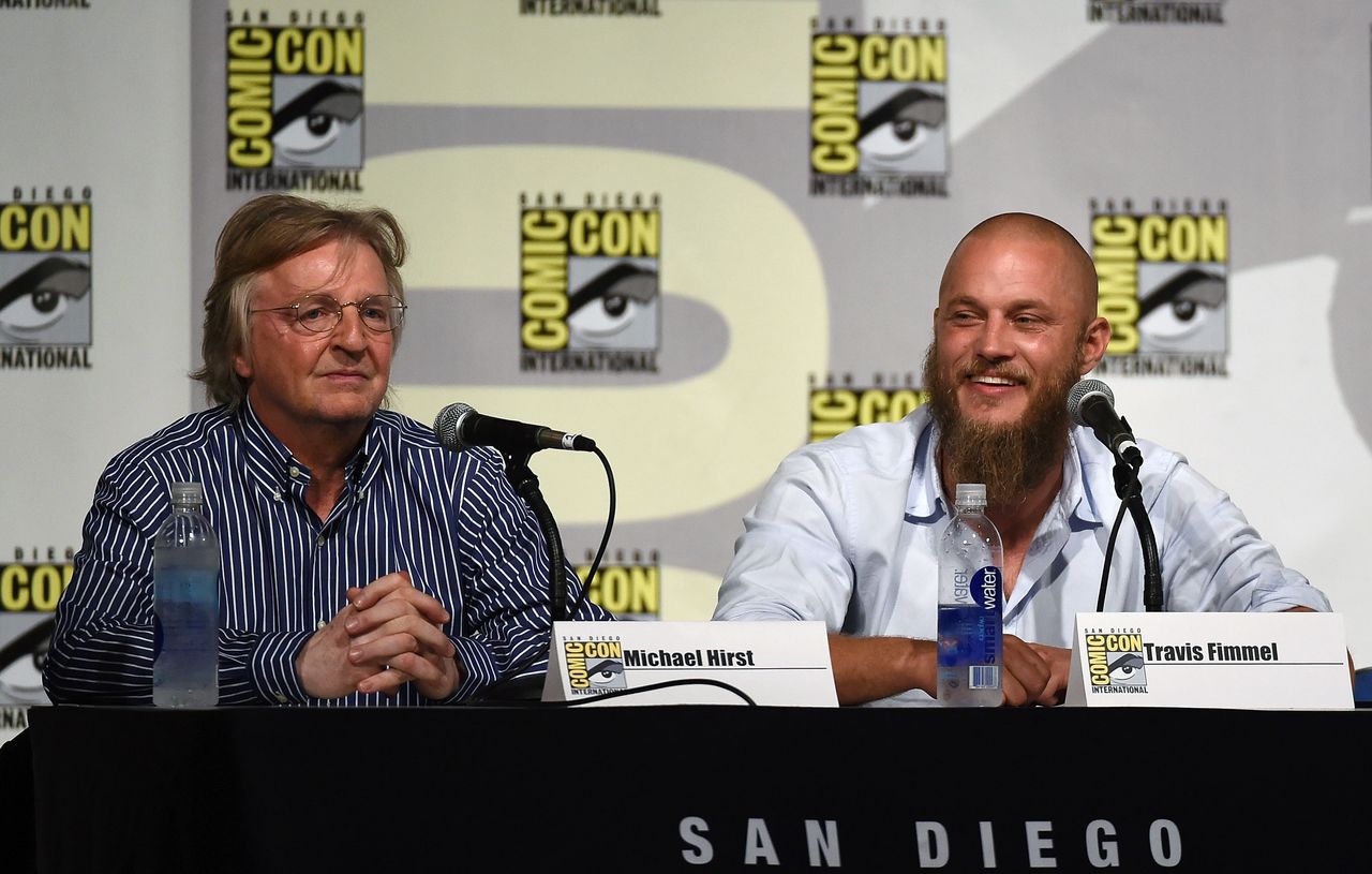 Michael Hirst i Travis Fimmel (serialowy Ragnar) w 2015 r.