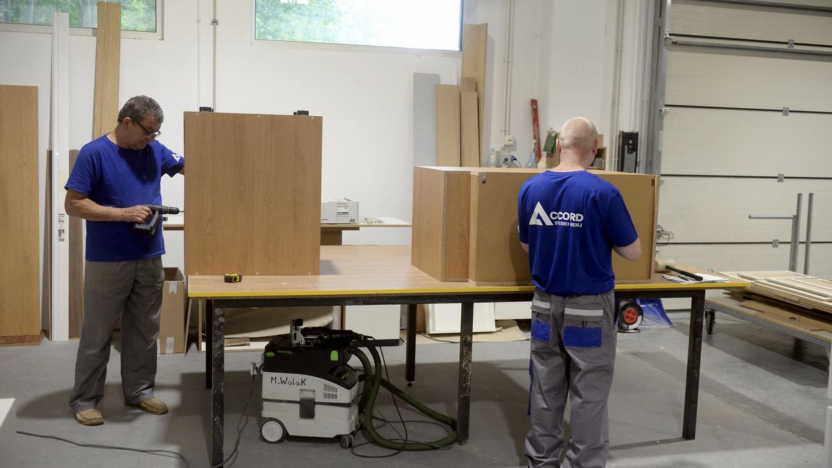 Ministry w studio mebliFot. Jan Bielecki/East News, Lomianki, 10.06.2020. Konferencja dla przedsiebiorcow dotknietych skutkami pandemii. W spotkaniu w Accord Studio Mebli wziely udzial minister funduszy i polityki regionalnej Malgorzata Jarosinska - Jedynak i minister rodziny, pracy i polityki spolecznej Marlena Malag.Jan Bielecki