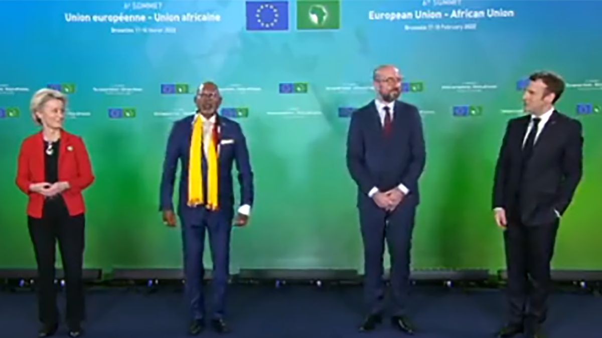 Szef MSZ Ugandy Odonga Jeje Abubakar (drugi od lewej) zignorował szefową KE Ursulę von der Leyen. Od prawej: prezydent Francji Emmanuel Macron, szef Rady Europejskiej Charles Michel