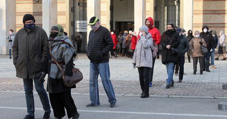 COVID-19. Dantejskie sceny na Stadionie Narodowym. Rzecznik ministerstwa zdrowia komentuje