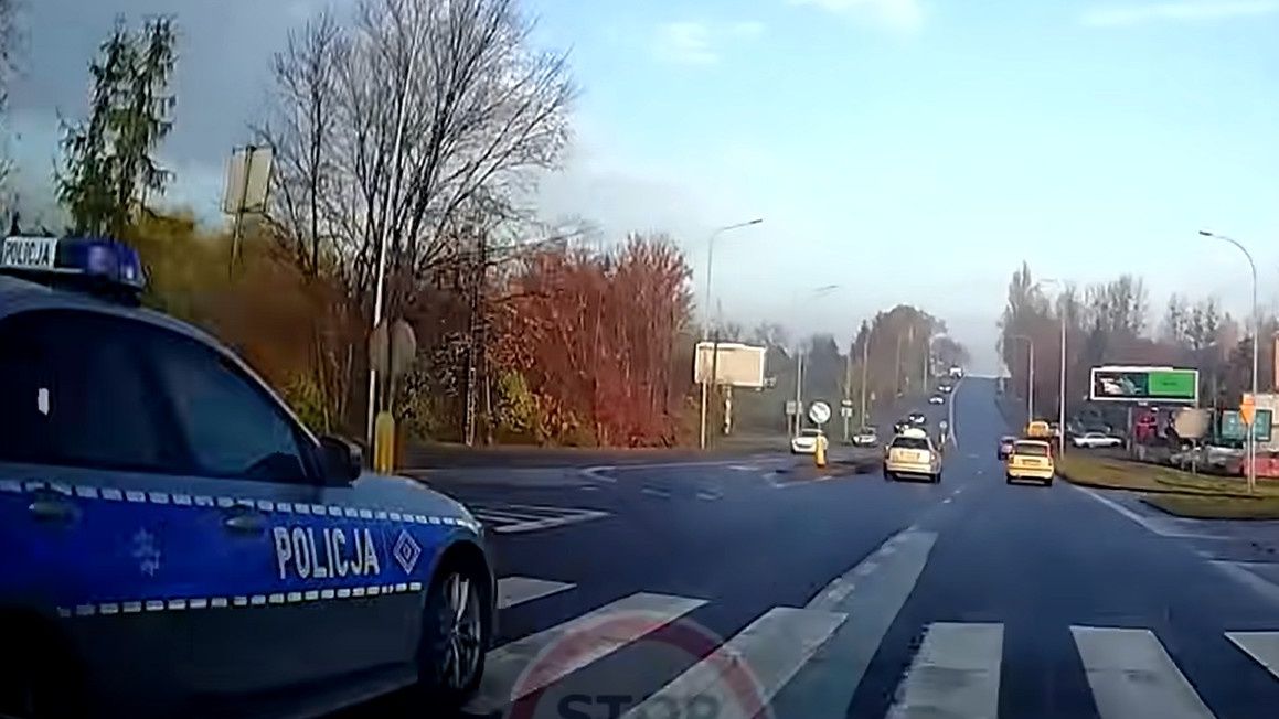 Radiowóz wyprzedzający na przejściu dla pieszych