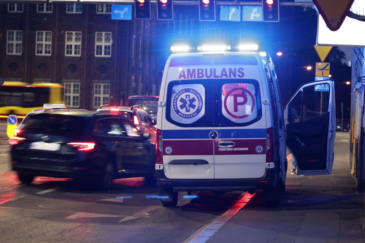 Rakoniewice: Samochód uderzył w drzewo, jedna osoba trafiła do szpitala