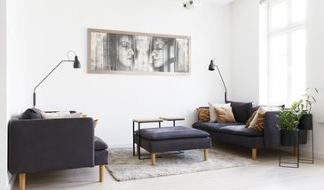 Minimalizm w kolorach bieli, drewna i szarości