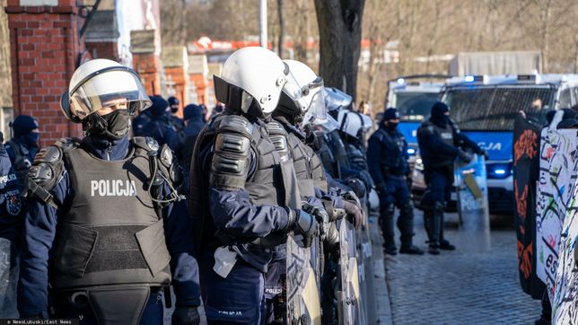 Pokojowy protest przerodzi? si? w starcia z policj? w Kro?nie Odrza?skim
Fot. NewsLubuski/East News, 12.02.2022, Pokojowy protest w obronie migrantow przerodzil sie w starcia z policja w Krosnie Odrzanskim. Protestujacy rzucali w funckjonariuszy kamieniami, deskami, uzywali takze pirotechniki. Policjaci musieli uzyc gazu oraz srodkow przymusu bezposredniego. Zatrzymano 11 osob, w akcji bralo udzial ponad 200 policjantow z czego dwoch zostalo rannych.
NewsLubuski