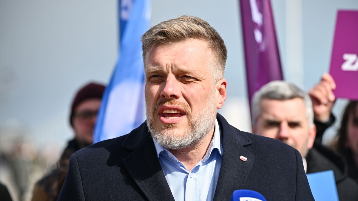 Adrian Zandberg
Sopot, 06.04.2025. Wybory Prezydenta RP 2025 - kampania. Wsp�przewodnicz�cy partii Razem, kandydat tego ugrupowania w wyborach prezydenckich Adrian Zandberg przemawia na briefingu prasowym w Sopocie, 6 bm. (aldg) PAP/Marcin Gadomski
Marcin Gadomski
briefing, kampania, kandydat, prasowy, prezydenckie, razem, wybory, elekcji, elekta, g�ow� pa�stwa, kampania prezydencka 2025, kampania wyborcza, kandydat na Prezydenta RP, kandyduje, konferencja, ludzie, mieszka�cy, na prezydenta, otwarte, polityk, polityka, prasowa, prezydencka, prezydenta rp, spotkania wyborczego, spotkanie, spotkanie wyborcze, sympatycy, urz�d prezydenta, wiec, wizyta krajowa, wizyta lokalna, wyborcy, wyborcza, wyborcze, wybory prezydenckie 2025, wyjazd, zwolennicy, po twojej stronie