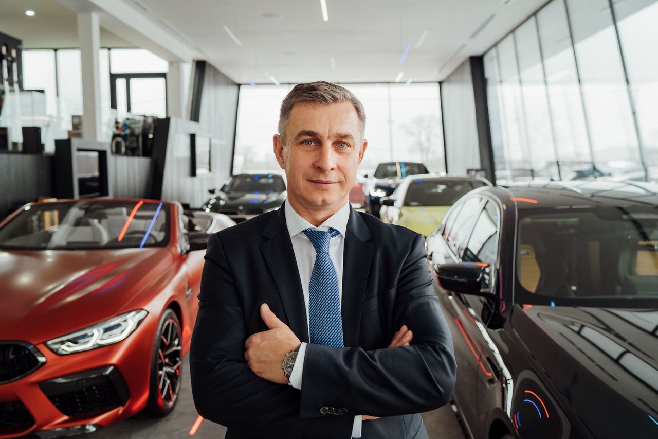 Ireneusz Sikora w swoim salonie (fot. BMW Polska)