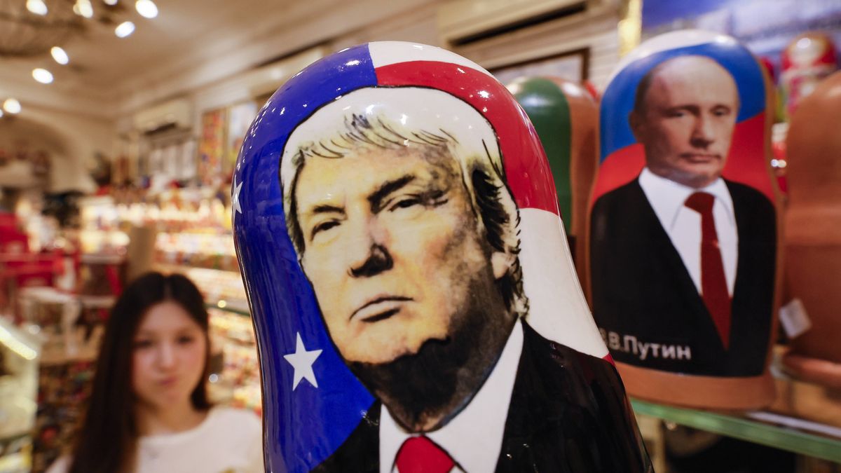 Reactions to US presidential elections in Russia
epa11704993 Traditional Russian Matryoshka wooden dolls, also known as nesting dolls, depicting US Republican presidential candidate Donald J. Trump (C) and Russian President Vladimir Putin (R), are on display at a gift shop in Moscow, Russia, 06 November 2024. US Republican presidential candidate Donald J. Trump has been elected the 47th president of the United States after having secured more than the 270 Electoral College votes necessary, following a tightly contested race with Democratic presidential candidate US Vice President Kamala Harris.  EPA/YURI KOCHETKOV 
Dostawca: PAP/EPA.
YURI KOCHETKOV
Matryoshka, dolls