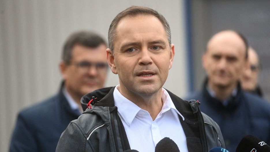Kobyłka, 05.12.2024. Kandydat Komitetu Obywatelskiego w przyszłorocznych wyborach na prezydenta RP, popierany przez Prawo i Sprawiedliwość, prezes Instytutu Pamięci Narodowej Karol Nawrocki podczas wizyty w zakładzie stolarskim w Kobyłce, 5 bm. (mr) PAP/Piotr Nowak
