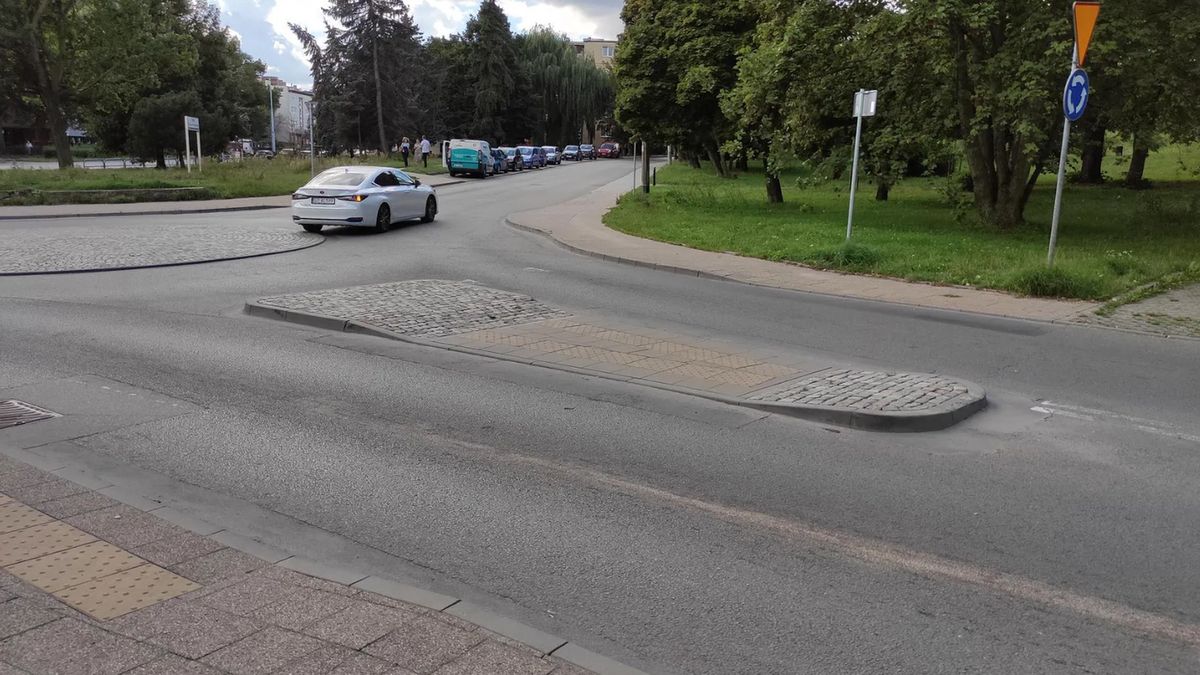 Typowe przejście sugerowane, czyli przejście dla pieszych nie będące przejściem dla pieszych.