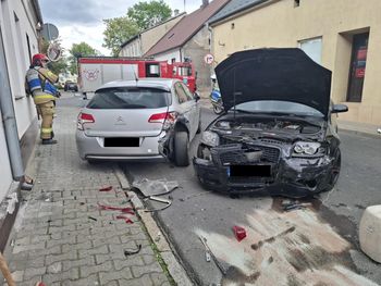 Zderzenie samochodów osobowych w Dolsku. W jednym z aut podróżowała kobieta z dzieckiem