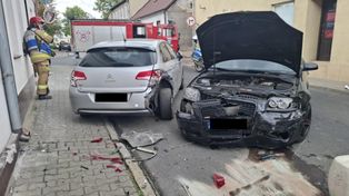 Zderzenie samochodów osobowych w Dolsku. W jednym z aut podróżowała kobieta z dzieckiem